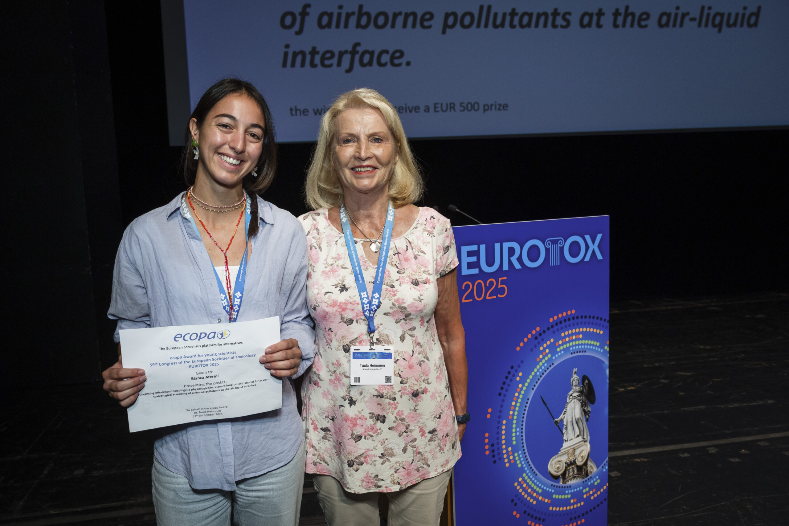 Bianca Aterini, Phd ANTHEM-Politecnico di Milano, riceve il premio Ecopa ad Atene: il modello 3D in vitro per lo studio degli inquinanti sulla barriera alveolo-capillare dei polmoni evita il ricorso agli animali a scopo scientifico.